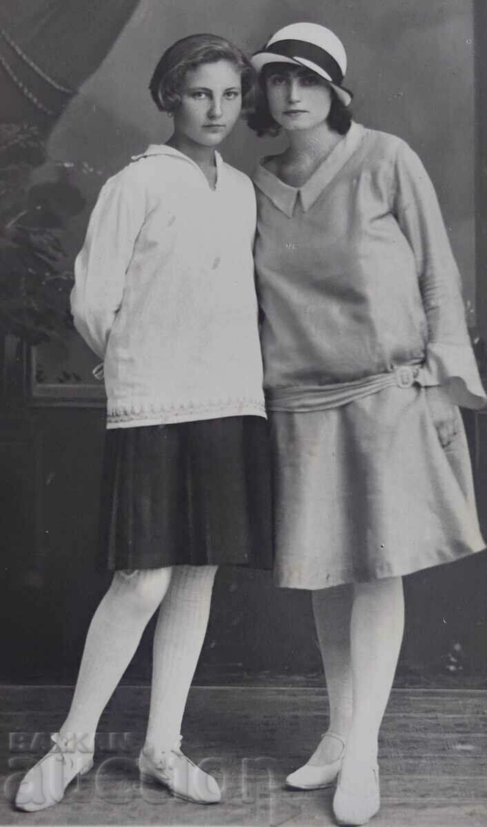 1928 WOMEN GIRLS PHOTO KINGDOM OF BULGARIA with price € 3.90 | 7.63 BGN
