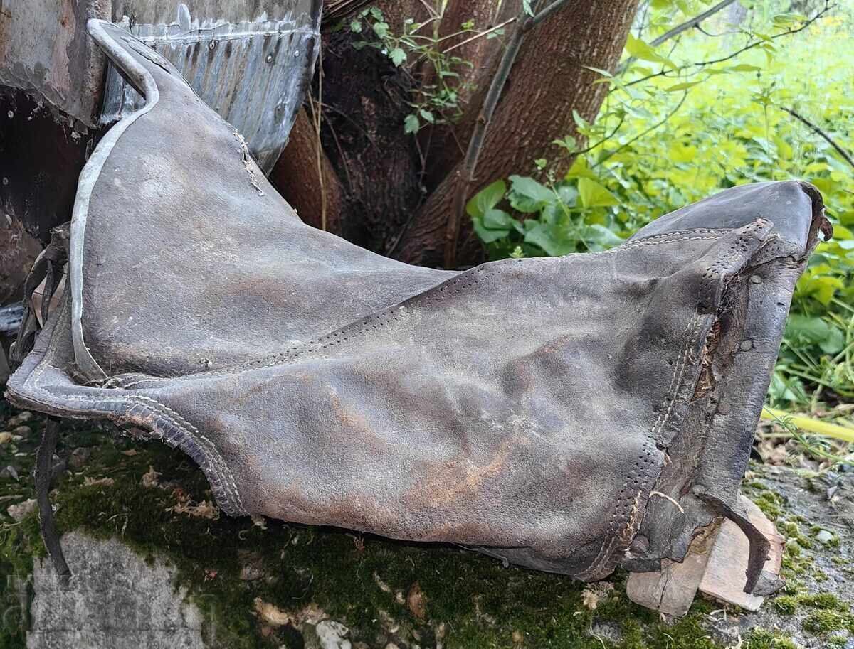 МНОГО СТАРО КОНСКО СЕДЛО ЗА ДЕКОРАЦИЯ КОН - 6 МНОГО СТАРО КОНСКО СЕДЛО ЗА ДЕКОРАЦИЯ КОН - 6