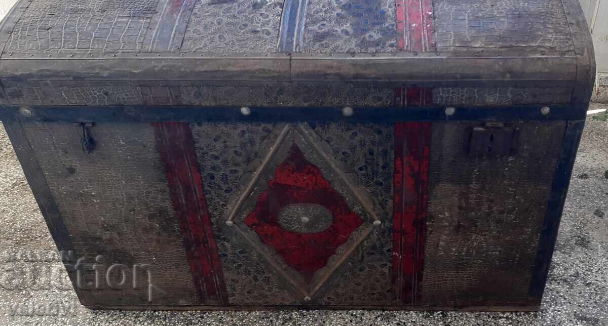 Antique chest (dowry chest) Antique chest (dowry chest)