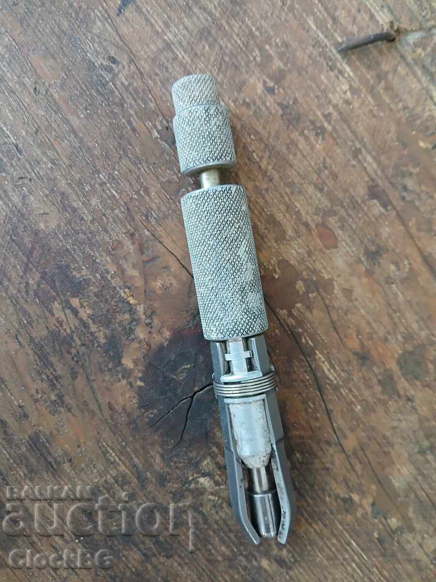Curățător de pipă vechi cu preț € 29.00 | 56.72 BGN Curățător de pipă vechi cu preț € 29.00 | 56.72 BGN