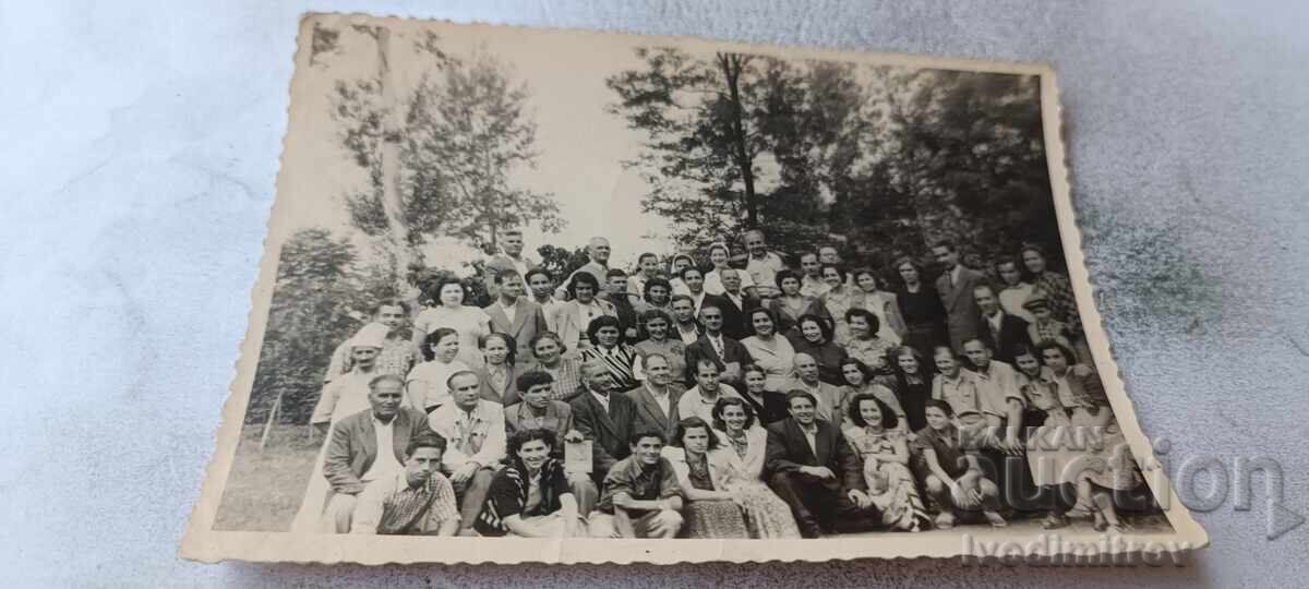 Snimka Bankya mŭzhe, zheni i detsa pred pochivniya dom 1954