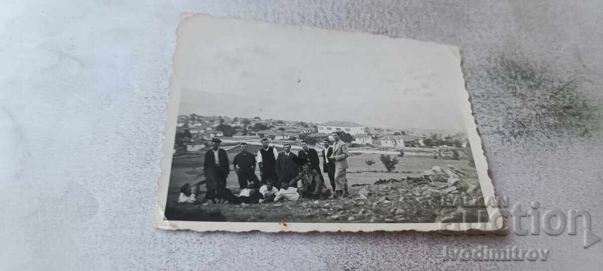 Fotografie Gorno Varshilo Tineri la marginea satului