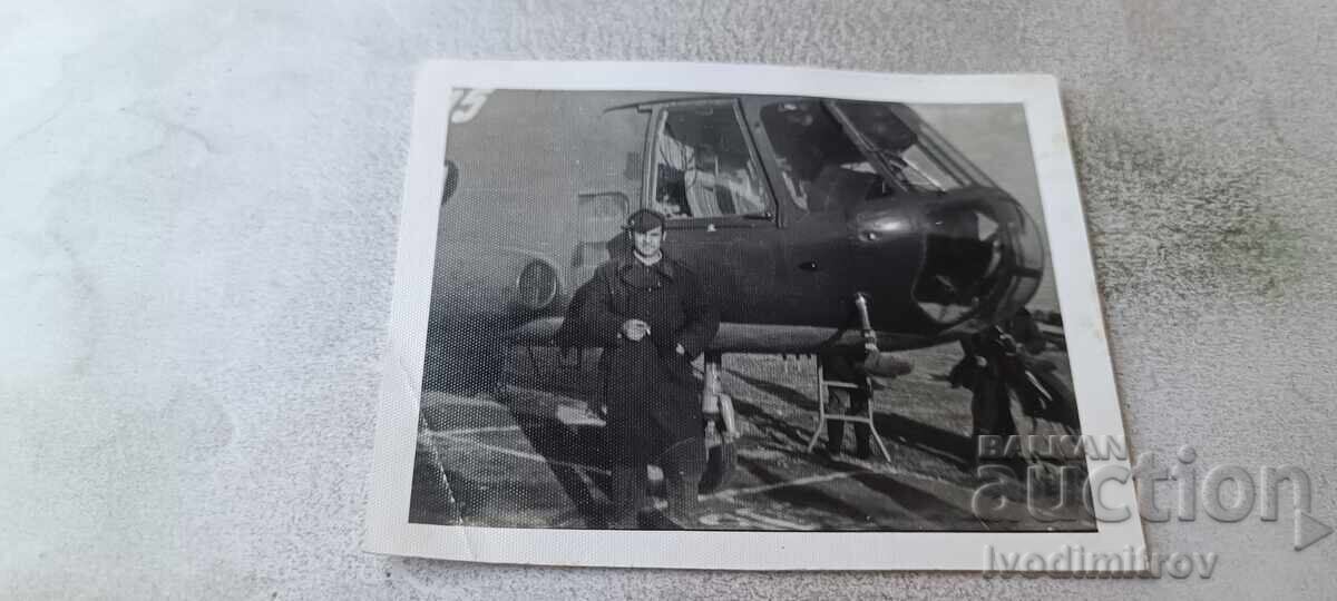 Fotografie Pilot în fața unui elicopter militar