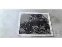 Fotografie Pilot în fața unui elicopter militar
