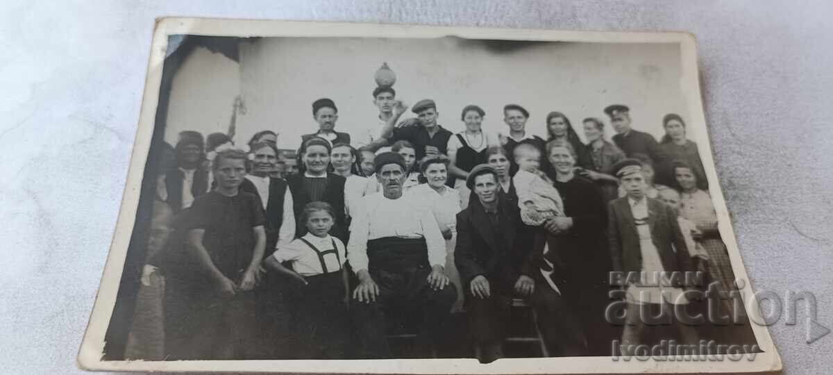 Photo Baylovo Men women and children 1944