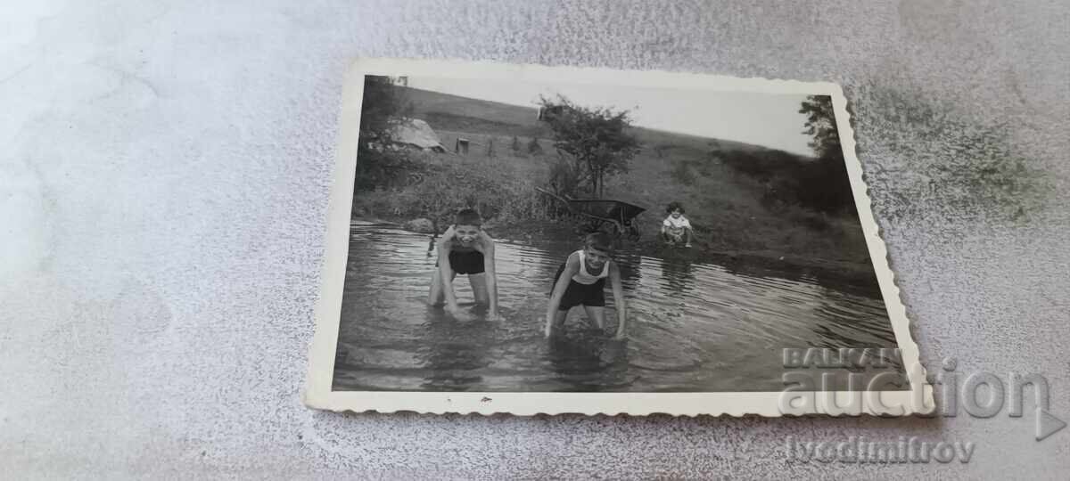 Fotografie Doi băieți în râu