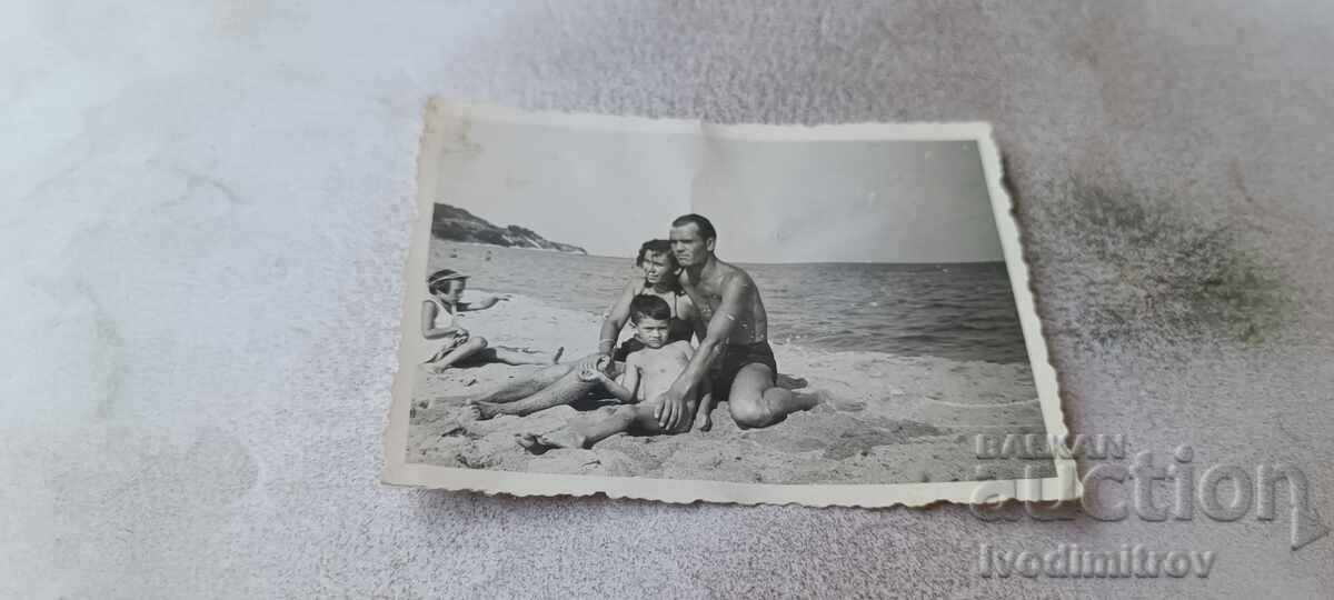 Fotografie Bărbat femeie și băiețel pe plajă