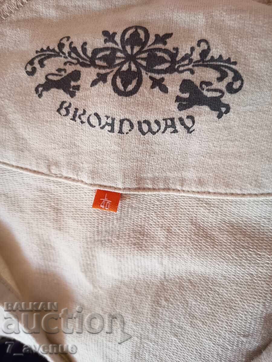 Auction  SWEATSHIRT. beautiful, comfortable, elegant
