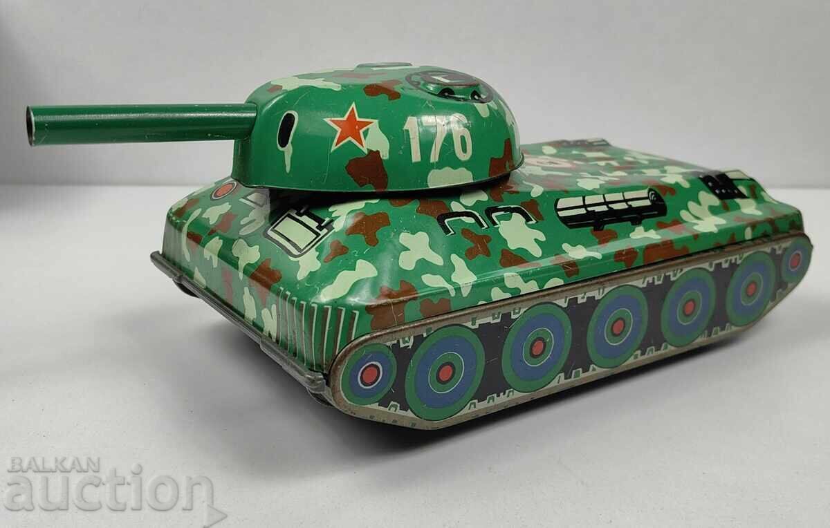 CHILDREN'S METAL TIN TOY TANK I DON'T KNOW IF IT WORKS