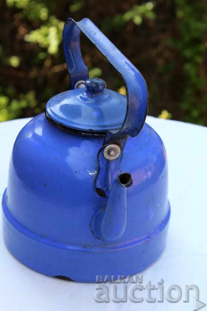 Delivery of , AN OLD ENAMELED METAL KETTLE POT FOR DECORATION