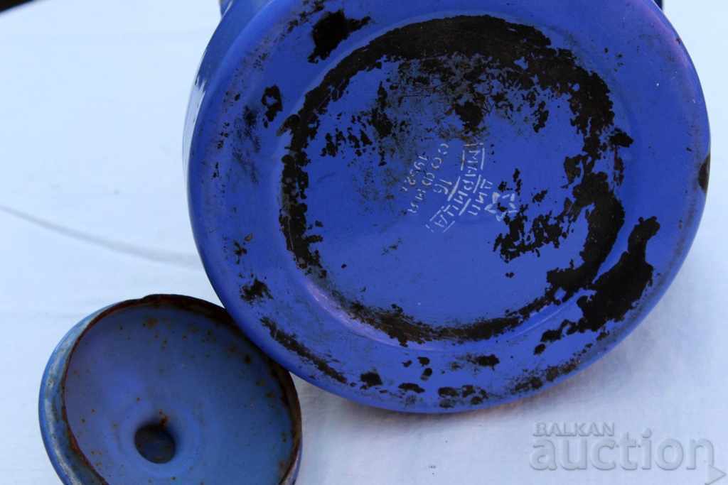 , AN OLD ENAMELED METAL KETTLE POT FOR DECORATION - 6
