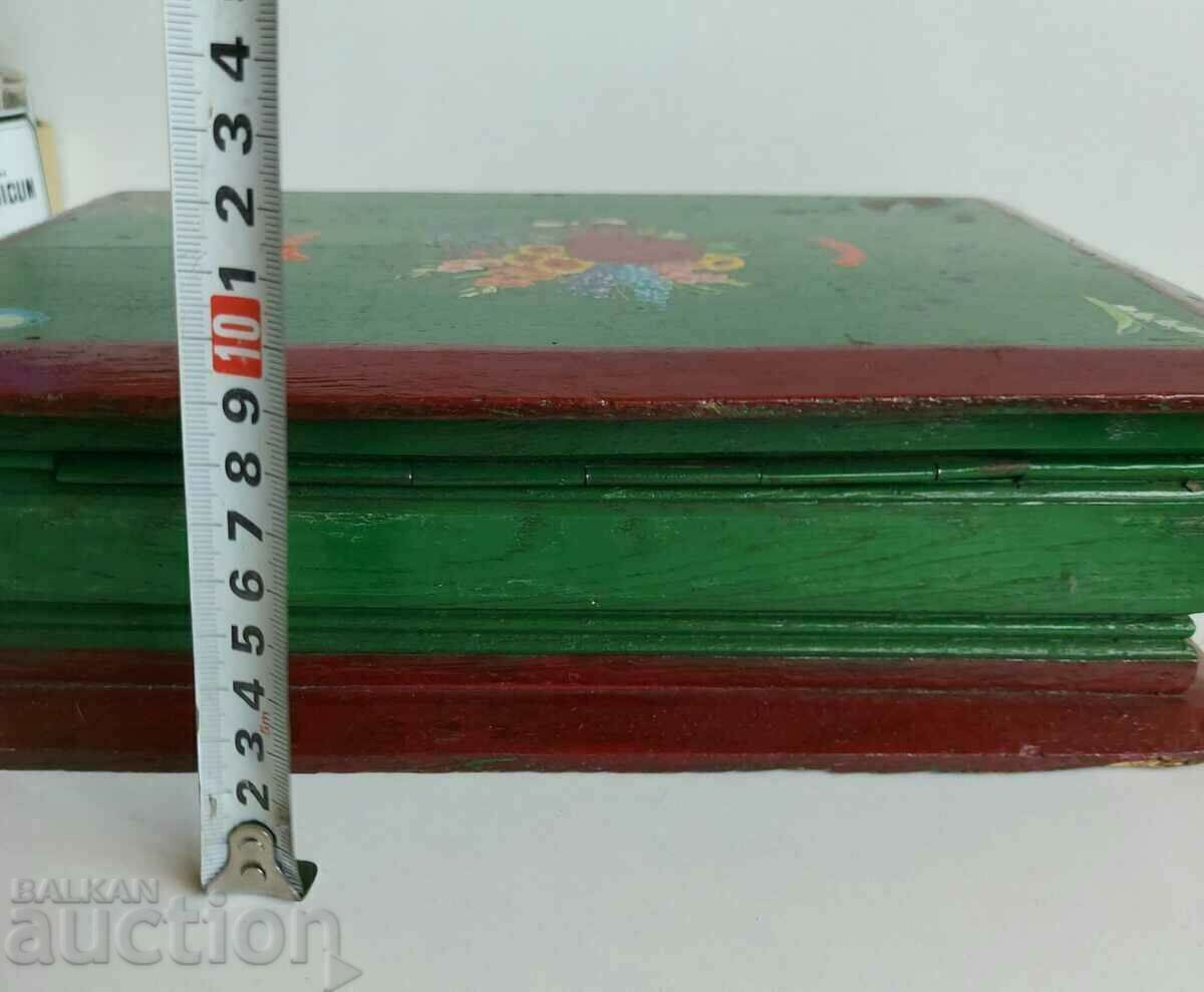 Livrarea .CUTIE VECHE MARE DIN LEMN pictata manual