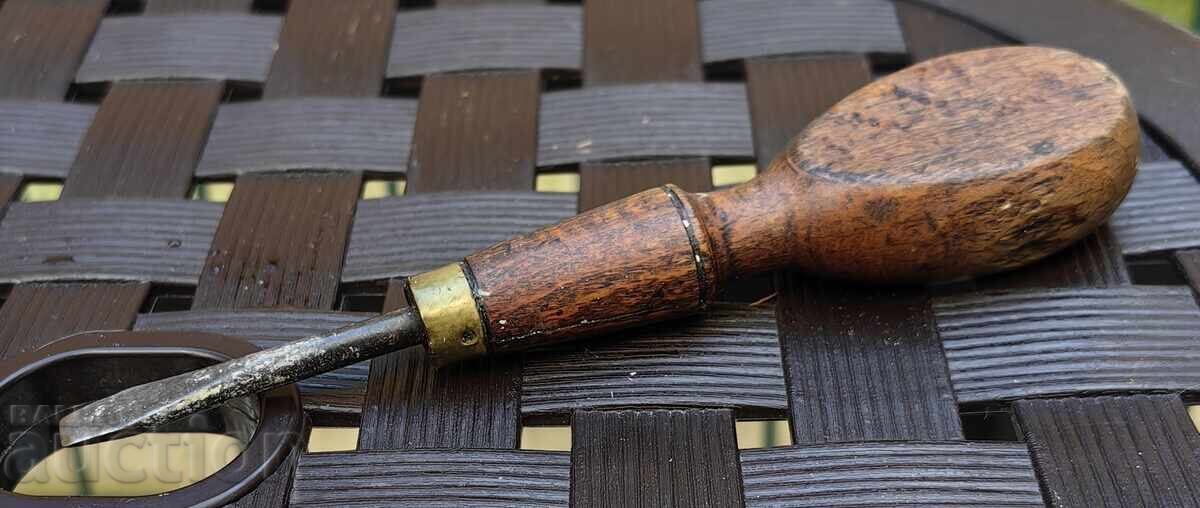 VECHE ȘURUBELNIȚĂ CU MÂNER DE LEMN INSTRUMENT cu preț € 3.00 | 5.87 BGN