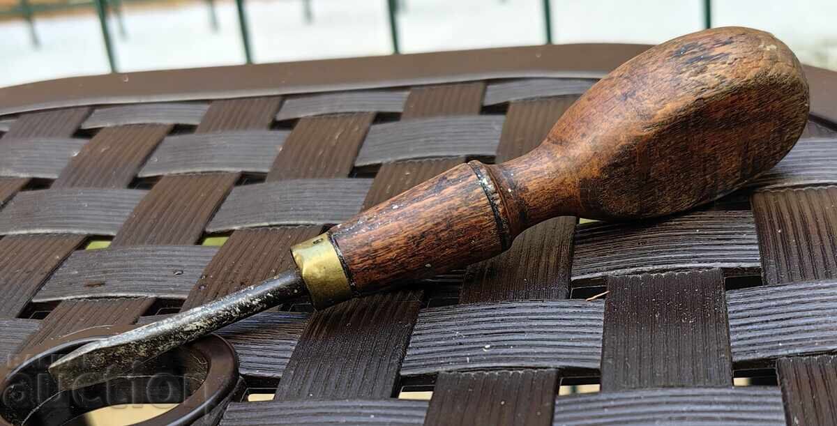 Licitație VECHE ȘURUBELNIȚĂ CU MÂNER DE LEMN INSTRUMENT