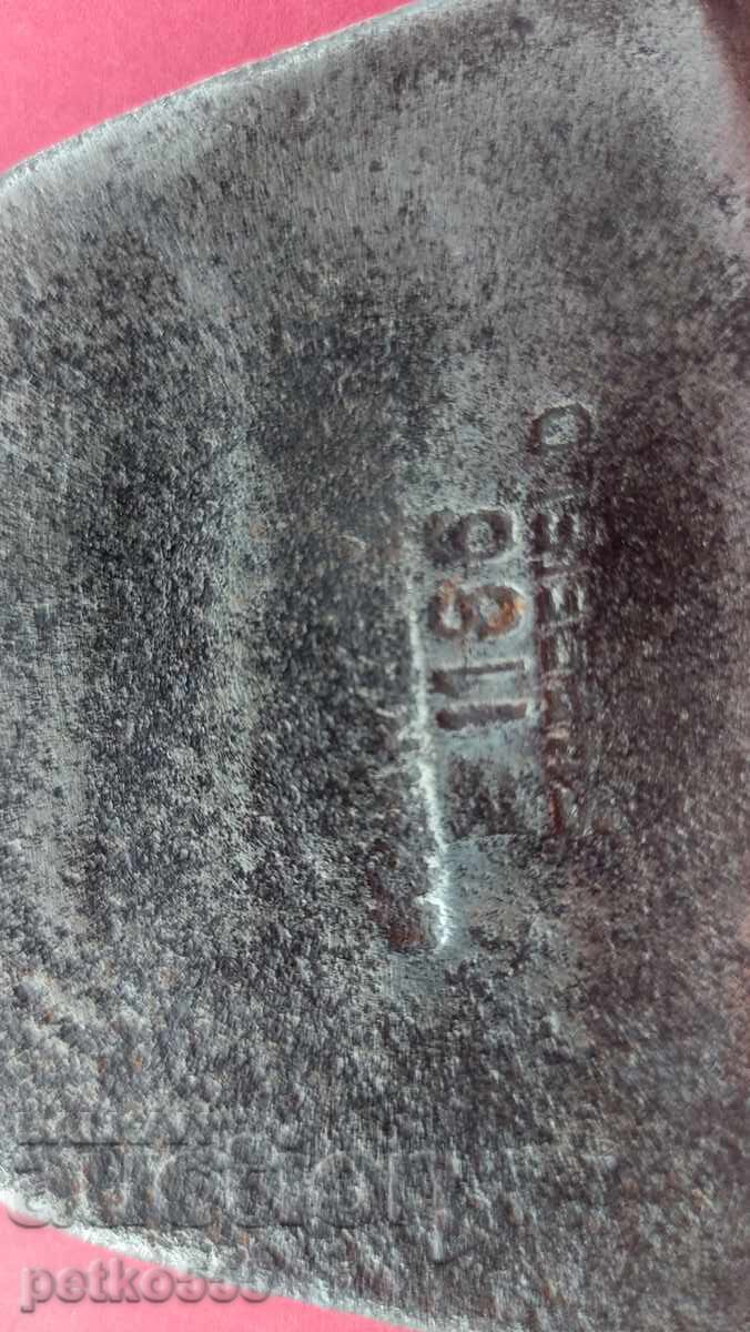 Старинна кована брадва John Riley & Sons (Sheffield) с цена € 30.00 | 58.68 лв. Старинна кована брадва John Riley & Sons (Sheffield) с цена € 30.00 | 58.68 лв.