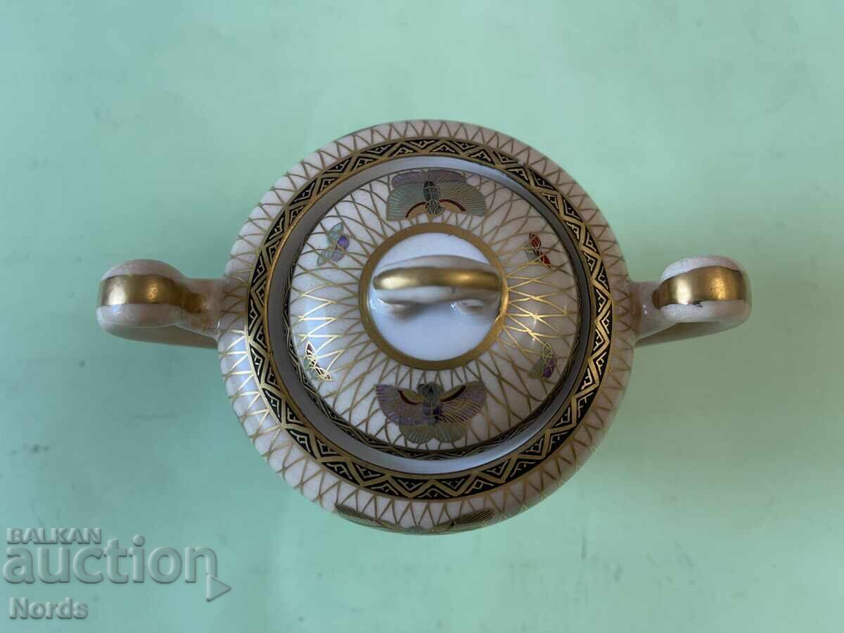 Auction  A beautiful porcelain vessel with markings