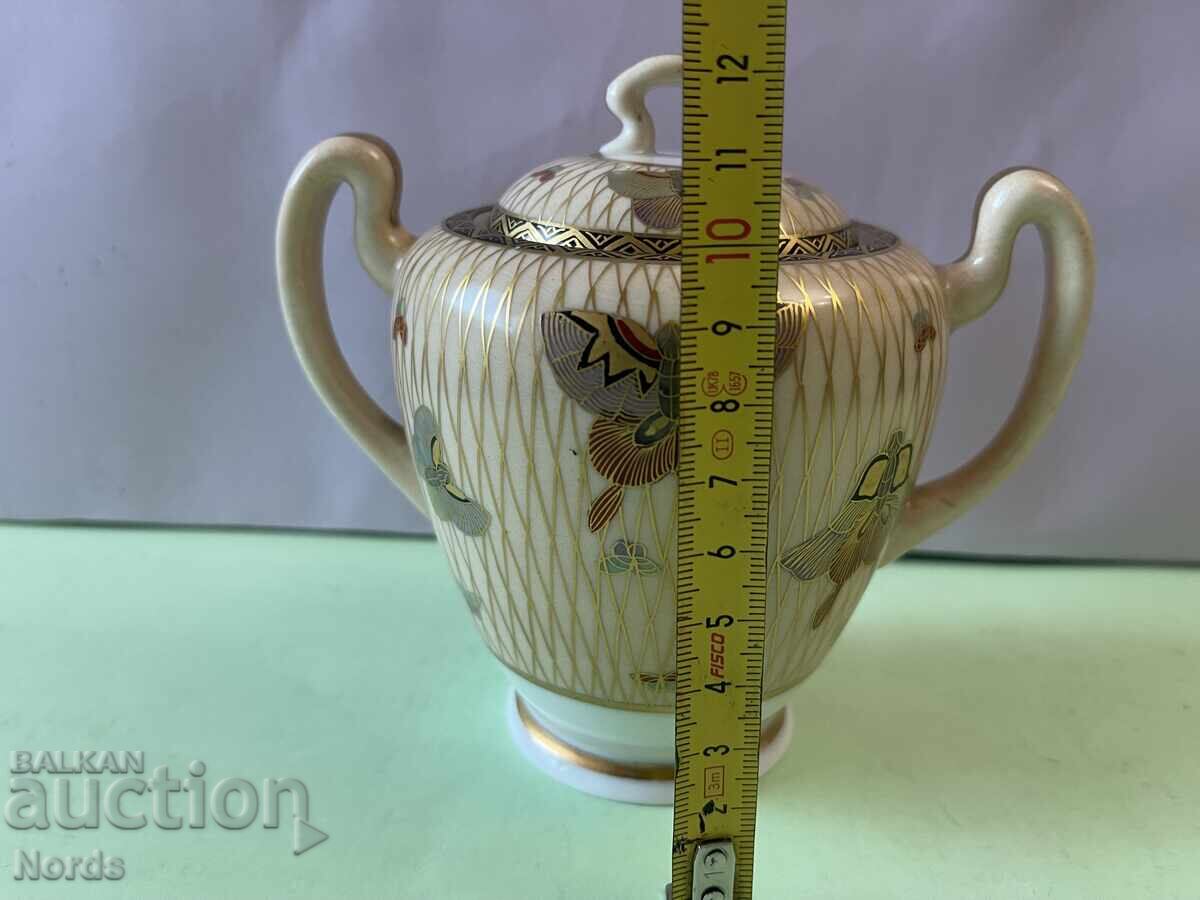 A beautiful porcelain vessel with markings - 5