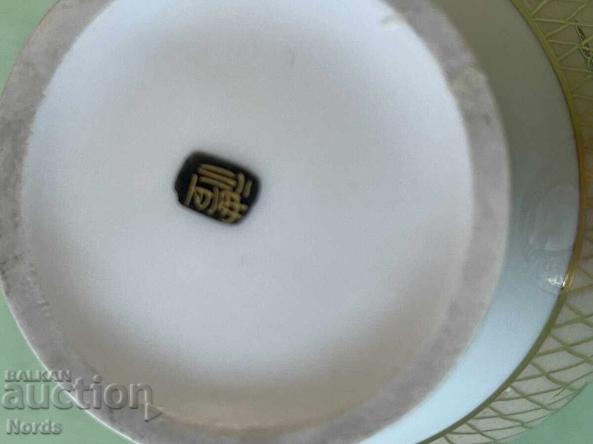 A beautiful porcelain vessel with markings - 7