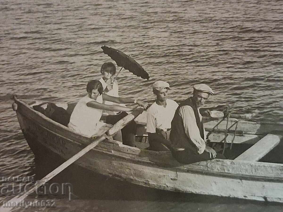 Φωτογραφία καρτ ποστάλ Βόλτα με βάρκα με τιμή € 18.94 | 37.04 BGN Φωτογραφία καρτ ποστάλ Βόλτα με βάρκα με τιμή € 18.94 | 37.04 BGN