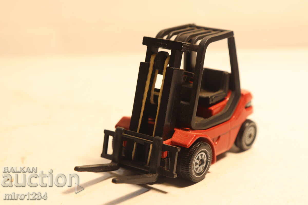 MODEL CAMION STIVUITOR SIKU 1/50 cu preț € 9.50 | 18.58 BGN
