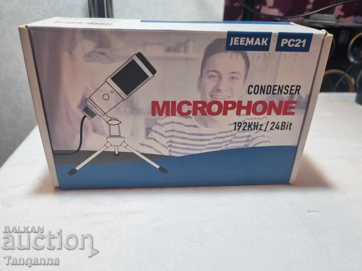 Microfon pe stativ pentru podcast Microfon pe stativ pentru podcast
