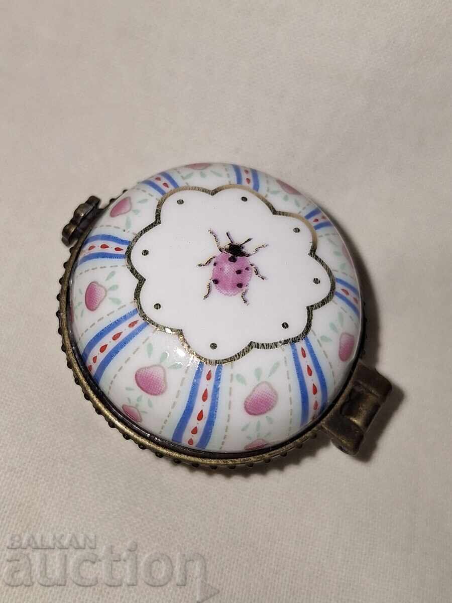 Auction  Old small porcelain box