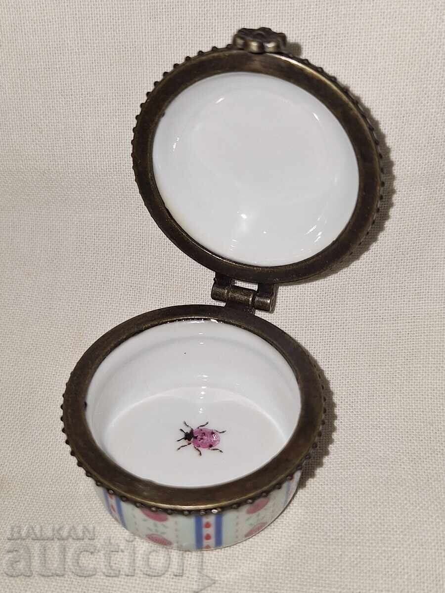 Old small porcelain box - 5