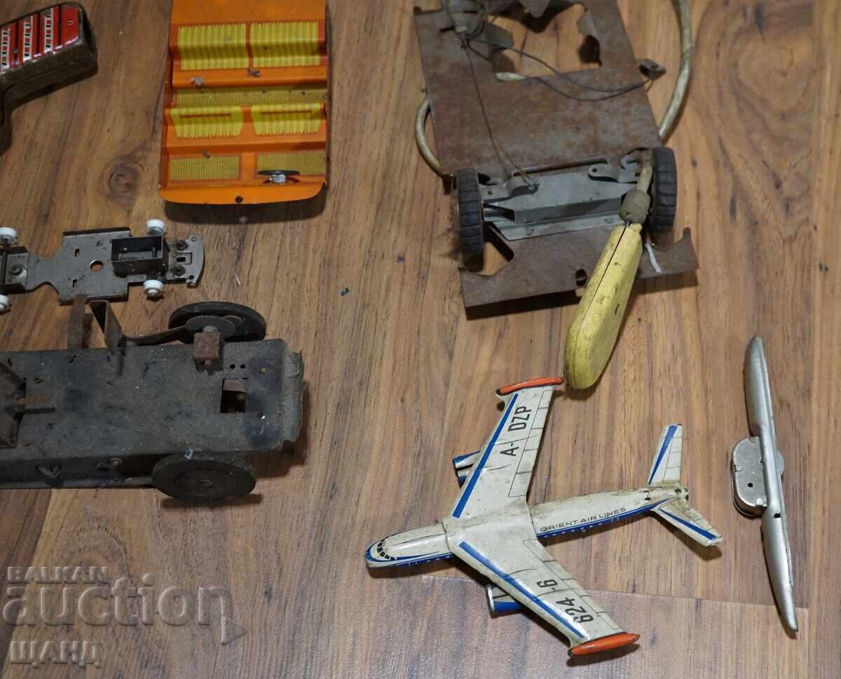 Jucării vechi din metal pentru piese pistol spațial mașini avioane cu preț € 2.85 | 5.57 BGN