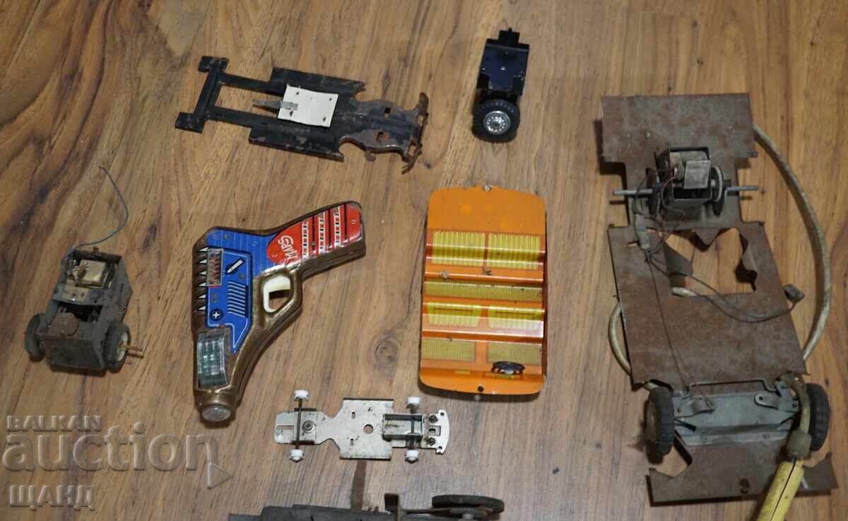 Licitație Jucării vechi din metal pentru piese pistol spațial mașini avioane