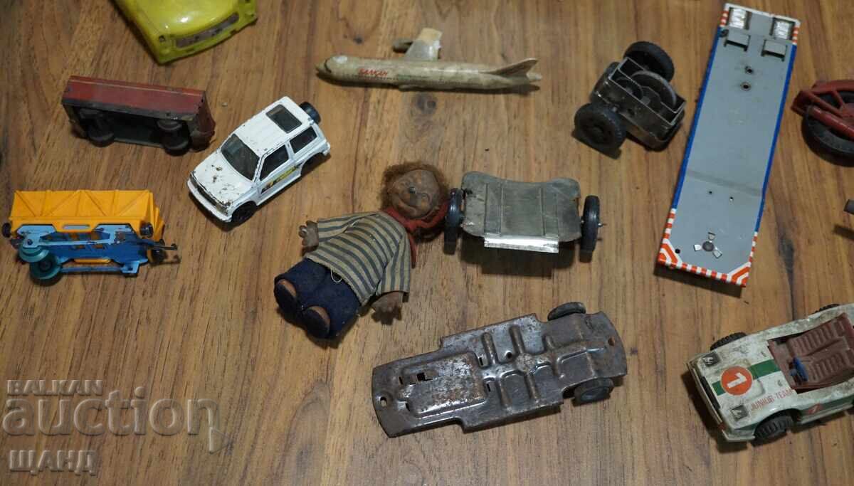 Jucării vechi din metal pentru piese trabant.submarin mașini cu preț € 5.85 | 11.44 BGN