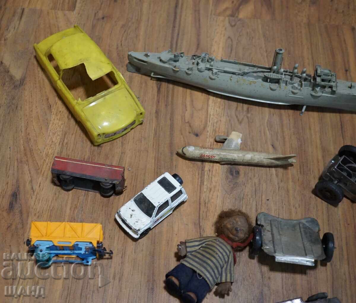 Licitație Jucării vechi din metal pentru piese trabant.submarin mașini