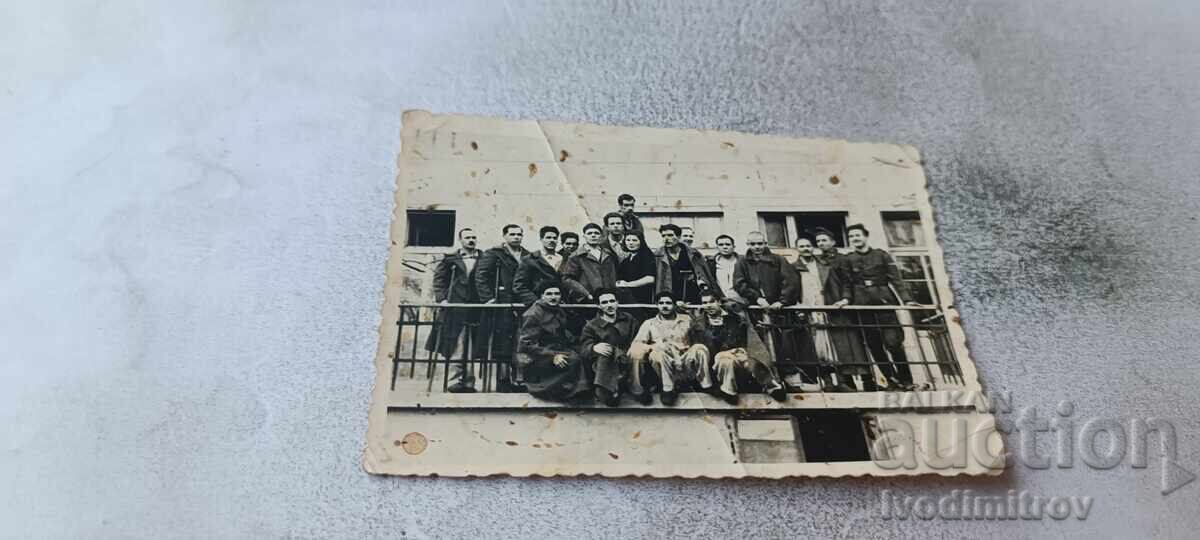Снимка София Мъже пред Инвалидния дом 1945 Снимка София Мъже пред Инвалидния дом 1945