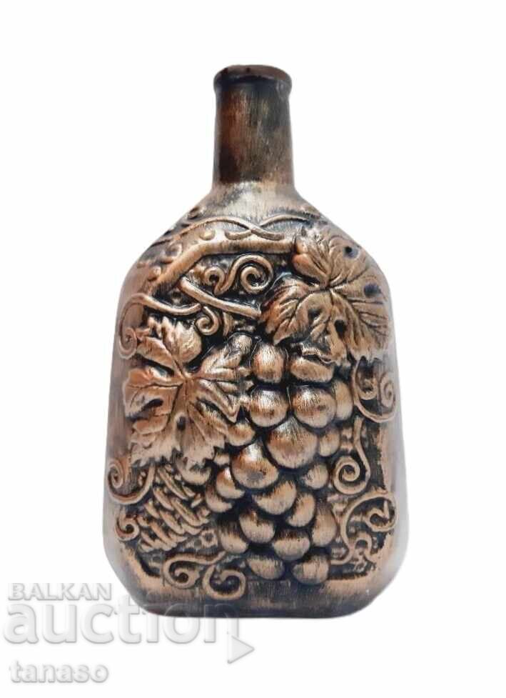 Sticlă vintage din lut pentru apă/vin – cu struguri în relief