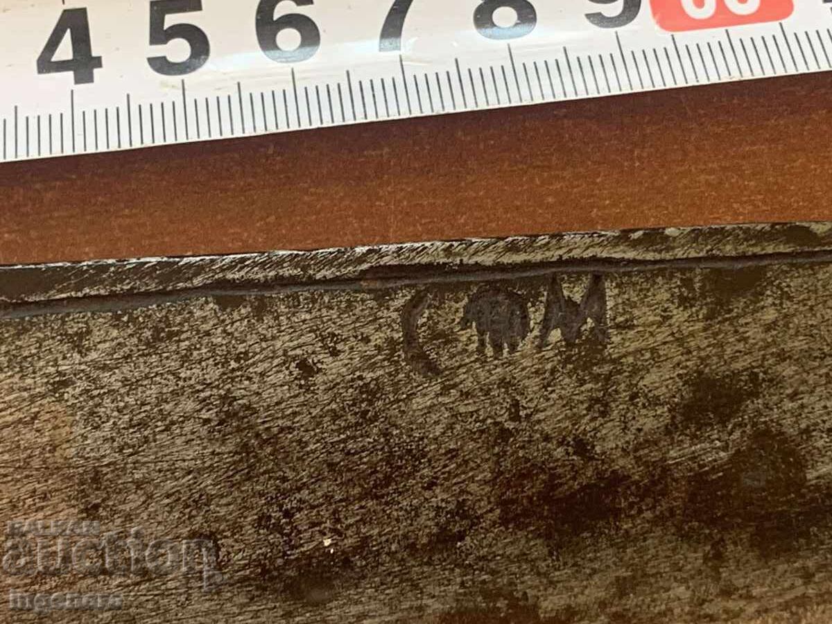 Livrarea CUȚIT VECHI MARCAT DIN OS CU TEACĂ, LAMĂ DE 100 DE ANI Livrarea CUȚIT VECHI MARCAT DIN OS CU TEACĂ, LAMĂ DE 100 DE ANI