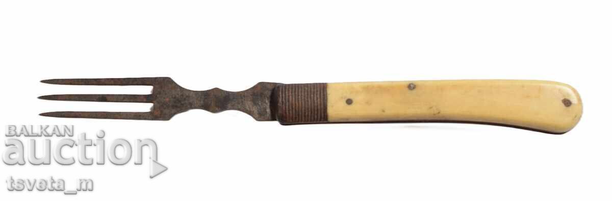 Δημοπρασία Αρχαίο τουριστικό πιρούνι του 1910 με λαβή από κόκαλο Δημοπρασία Αρχαίο τουριστικό πιρούνι του 1910 με λαβή από κόκαλο