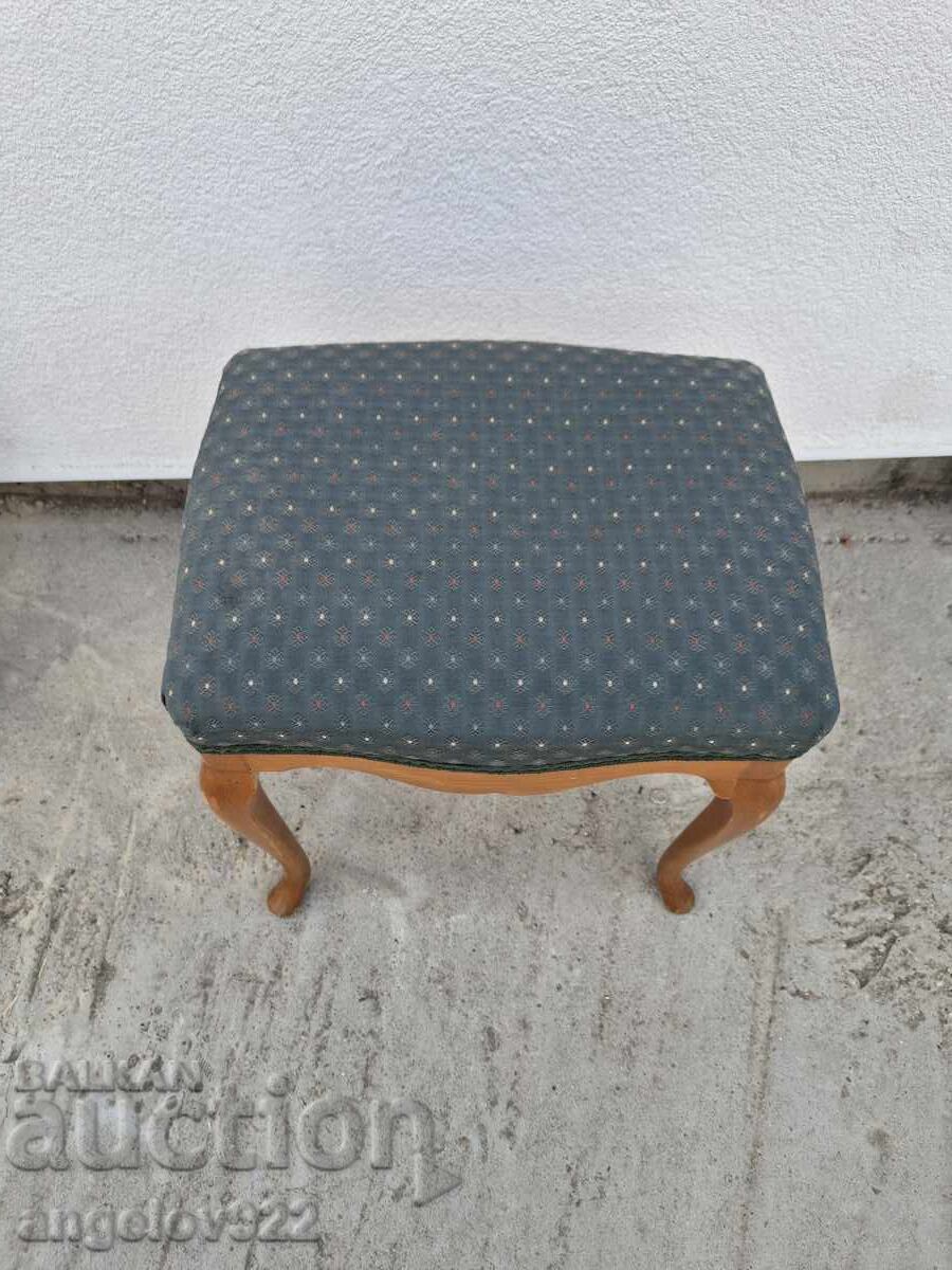 Frumos taburet vintage din lemn masiv!!! cu preț € 6.50 | 12.71 BGN