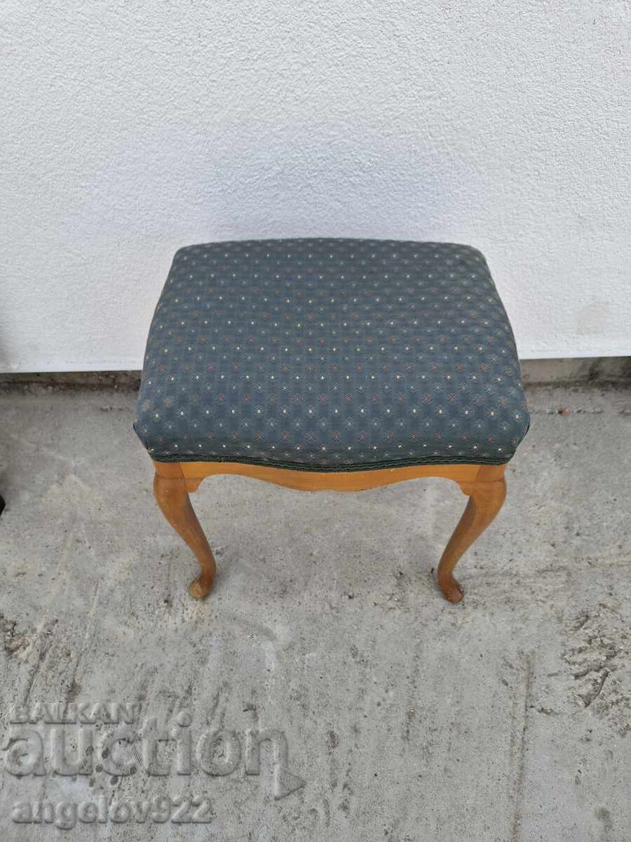 Livrarea Frumos taburet vintage din lemn masiv!!!