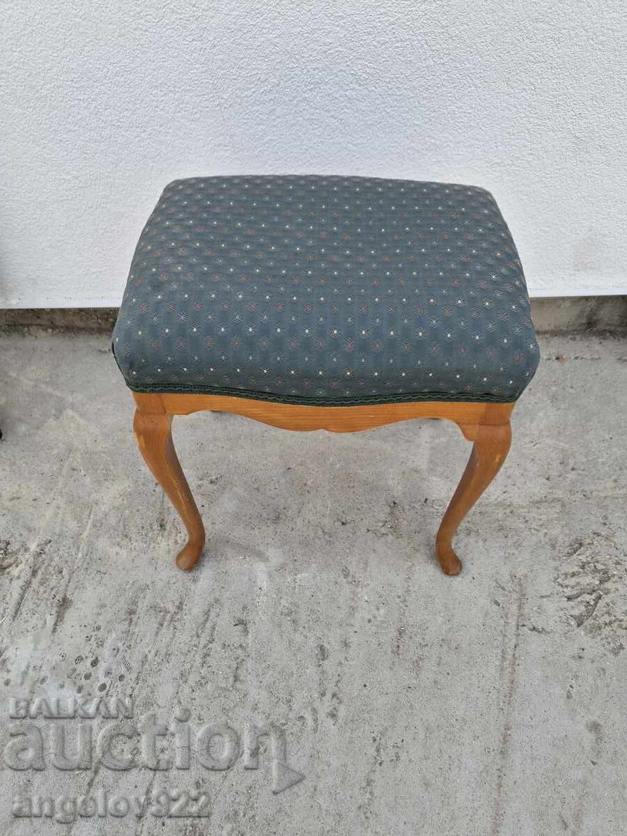 Frumos taburet vintage din lemn masiv!!!