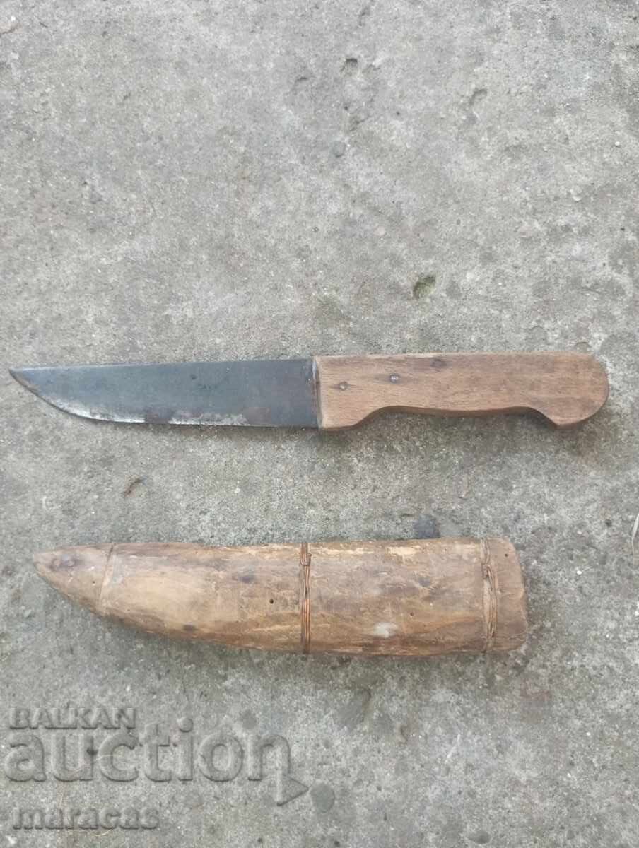 Παλιό μαχαίρι με ξύλινη λαβή
