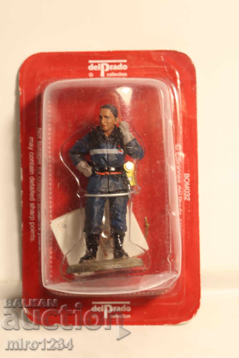 DEL PRADO FIREMAN FIREFIGHTER FIGURINE UNIFORM DEL PRADO FIREMAN FIREFIGHTER FIGURINE UNIFORM