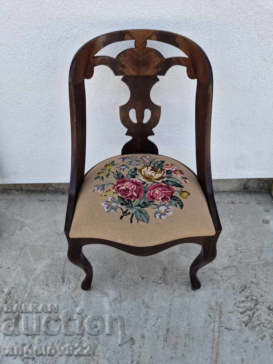Scaun vintage din lemn masiv, frumos!!! cu preț € 0.01 | 0.02 BGN