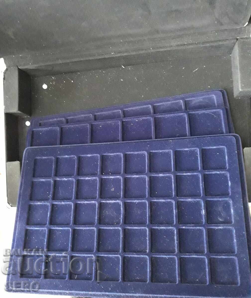Auction  Coin case with 3 trays/2 or 3 missing/for 88 coins