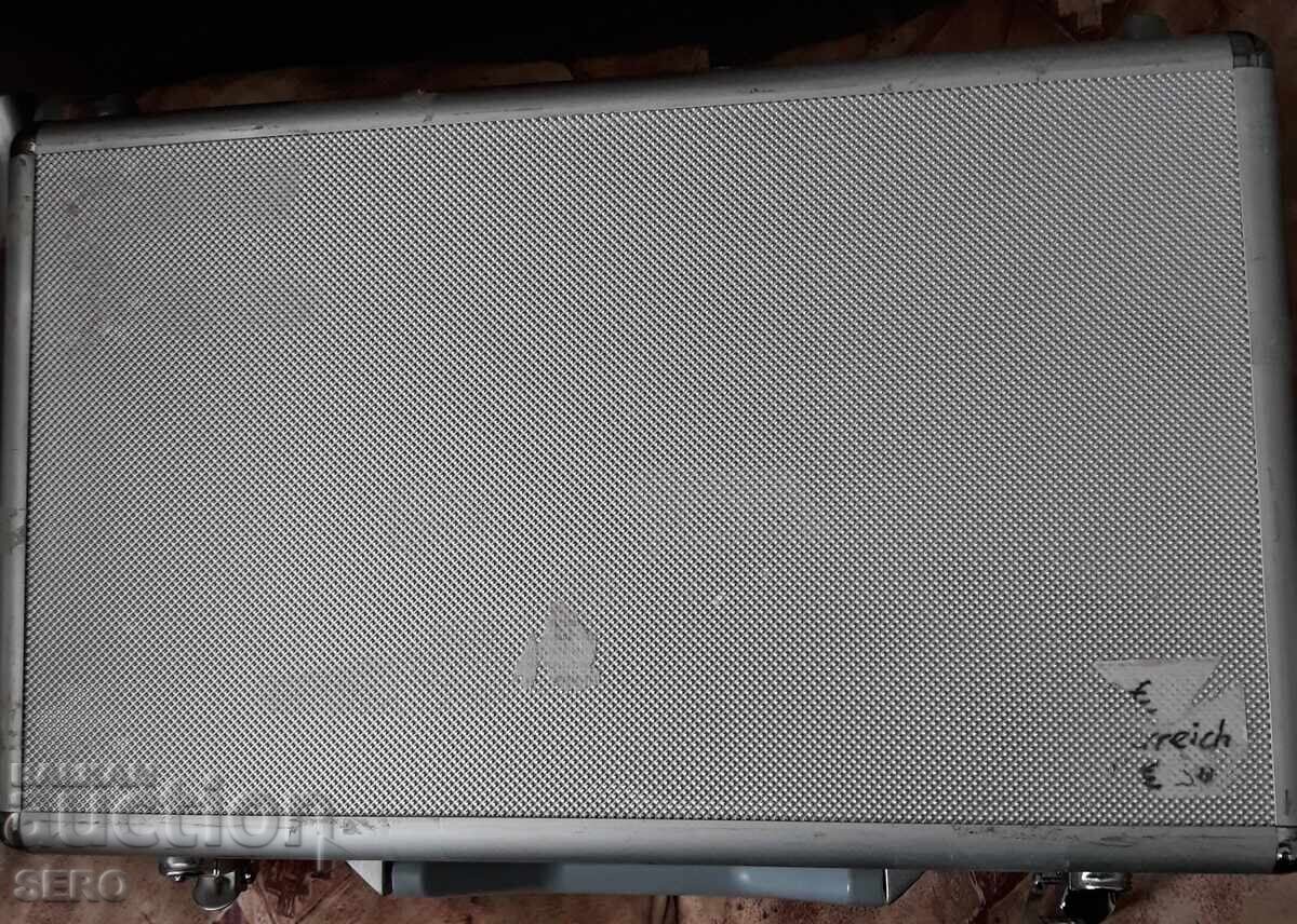 Coin case with 3 trays/2 or 3 missing/for 88 coins