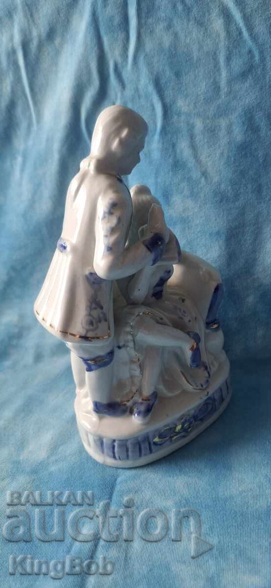 Delivery of VINTAGE PORCELAIN FIGURINE - IN LOVE Delivery of VINTAGE PORCELAIN FIGURINE - IN LOVE