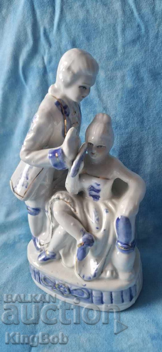VINTAGE PORCELAIN FIGURINE - IN LOVE VINTAGE PORCELAIN FIGURINE - IN LOVE