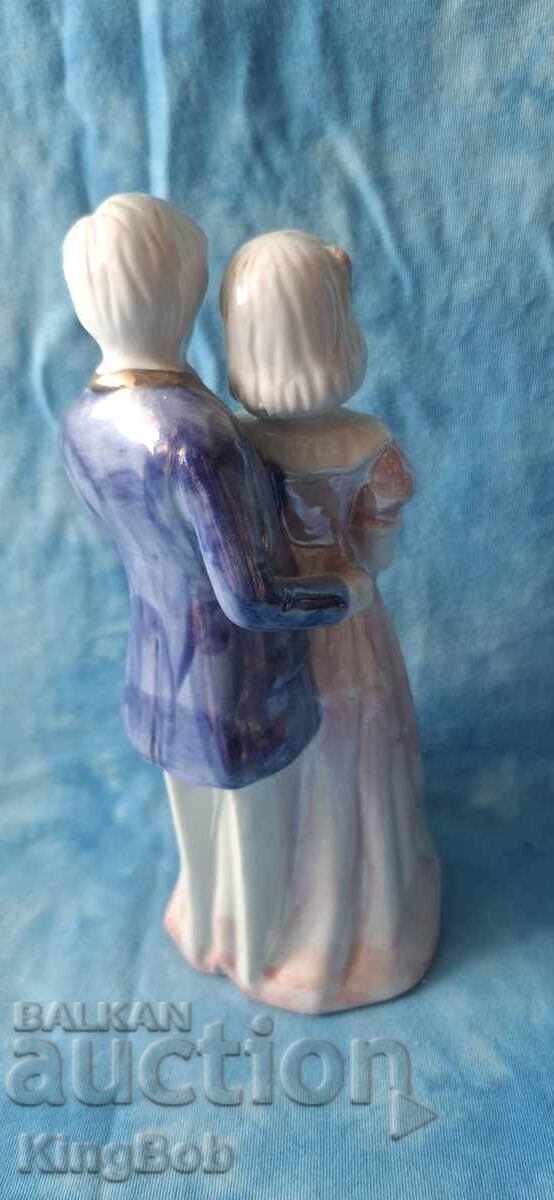 Auction VINTAGE PORCELAIN FIGURINE - BRIDE AND GROOM Auction VINTAGE PORCELAIN FIGURINE - BRIDE AND GROOM