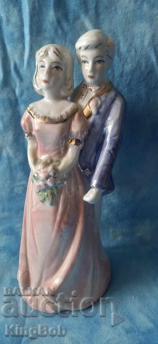 VINTAGE PORCELAIN FIGURINE - BRIDE AND GROOM VINTAGE PORCELAIN FIGURINE - BRIDE AND GROOM