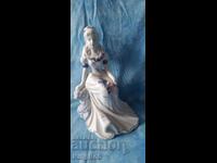 VINTAGE PORCELAIN FIGURINE - SITTING LADY
