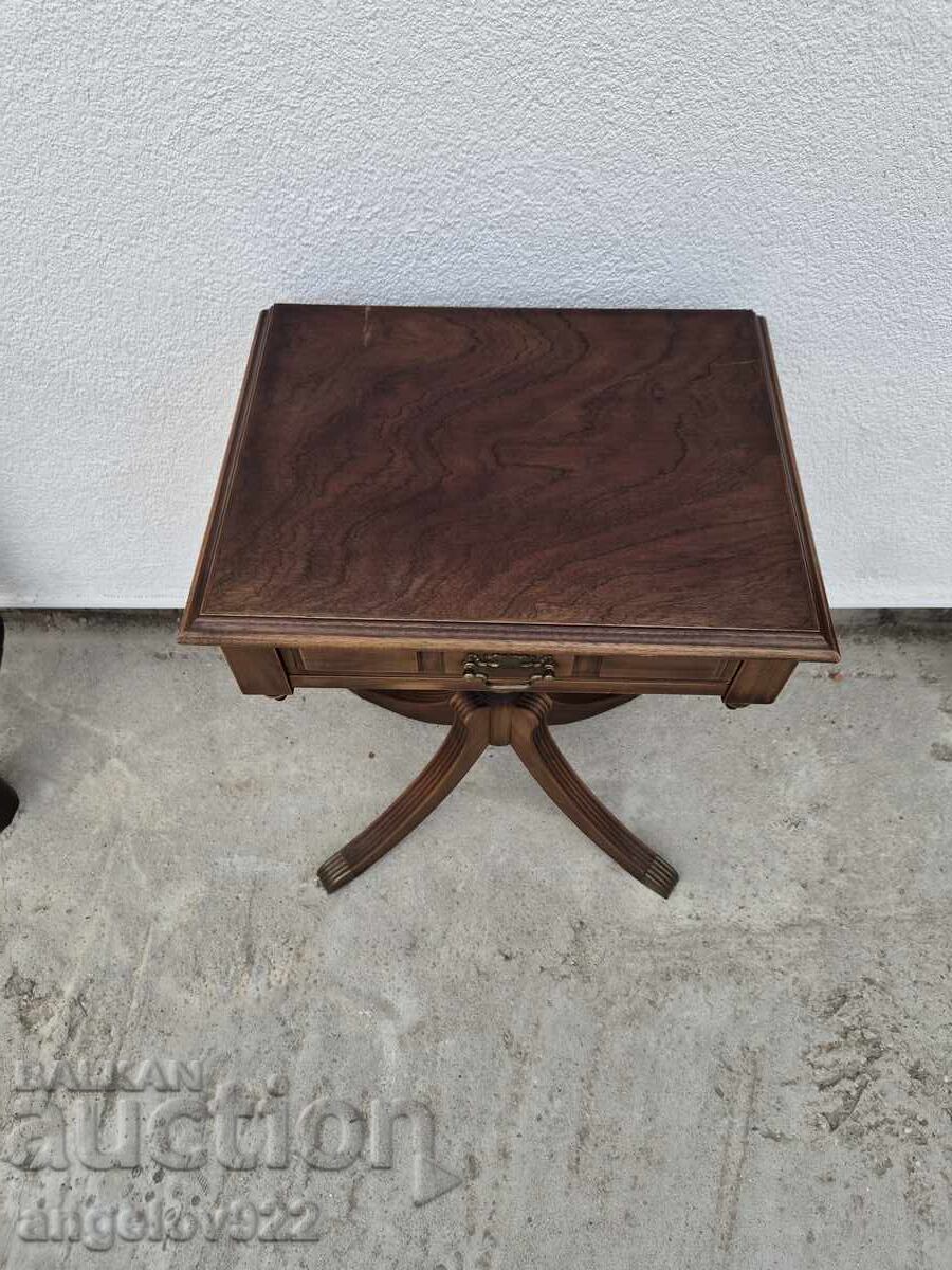Vintage ξύλινο τραπεζάκι σαλονιού από μασίφ ξύλο!!! με τιμή € 0.01 | 0.02 BGN Vintage ξύλινο τραπεζάκι σαλονιού από μασίφ ξύλο!!! με τιμή € 0.01 | 0.02 BGN