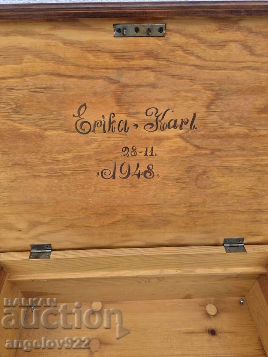 Аукцион Винтидж дървена ракла масив от 1948 г.